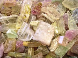 Ακατέργαστος Κουνζίτης (Hiddenite)